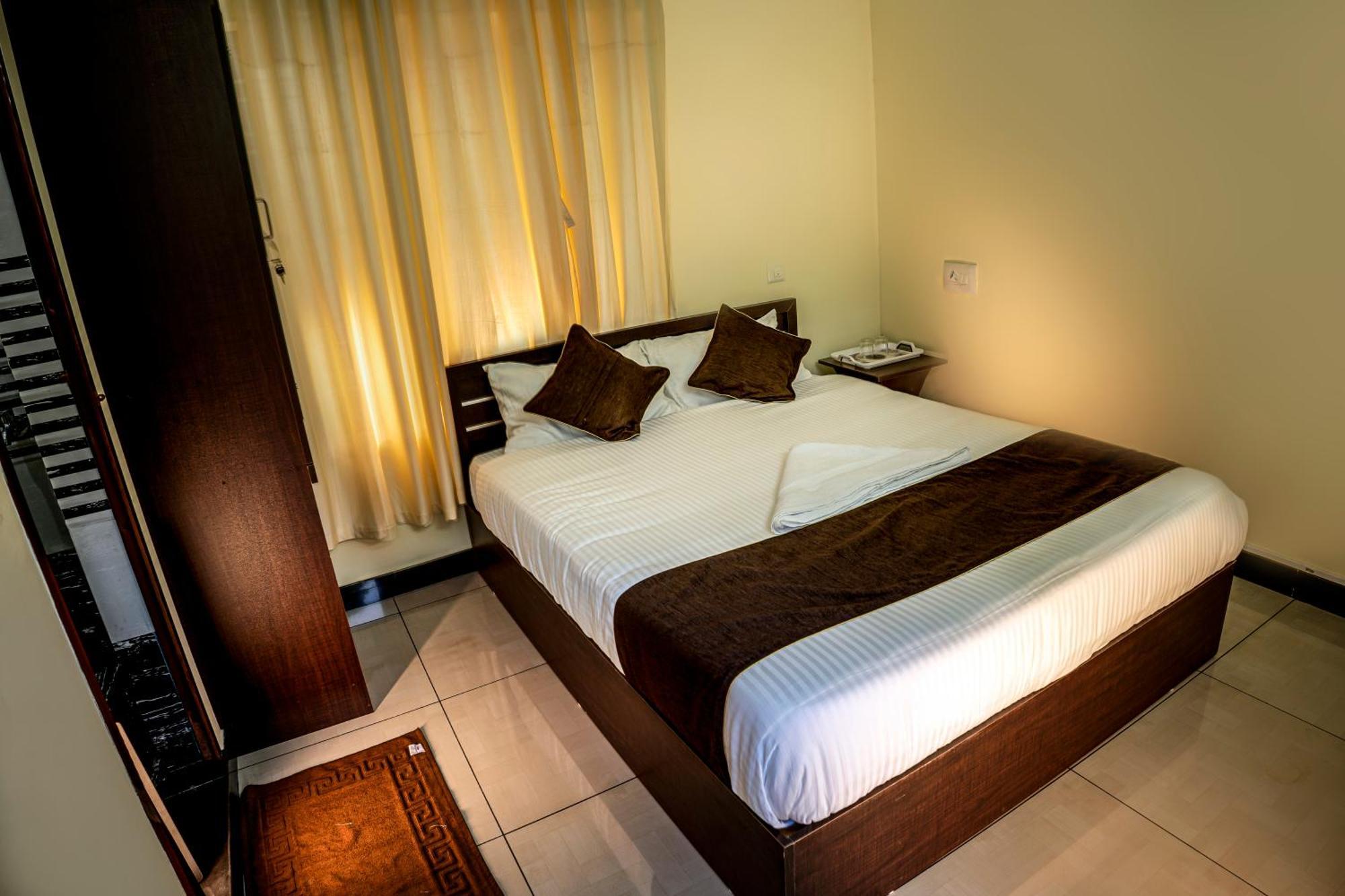 Akr Residency Hotel Kazhakuttam ภายนอก รูปภาพ