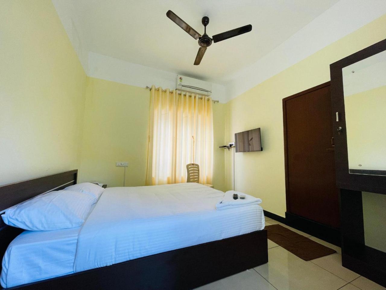 Akr Residency Hotel Kazhakuttam ภายนอก รูปภาพ